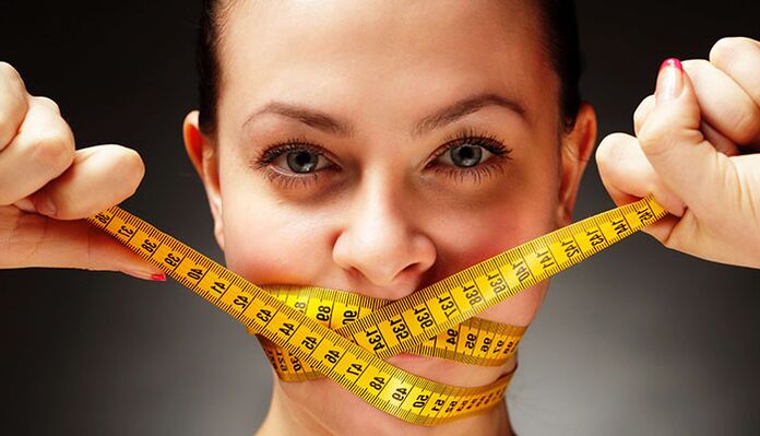 Aşırı kilo kaybı için yiyeceklerden kaçınmak en etkili yöntemdir