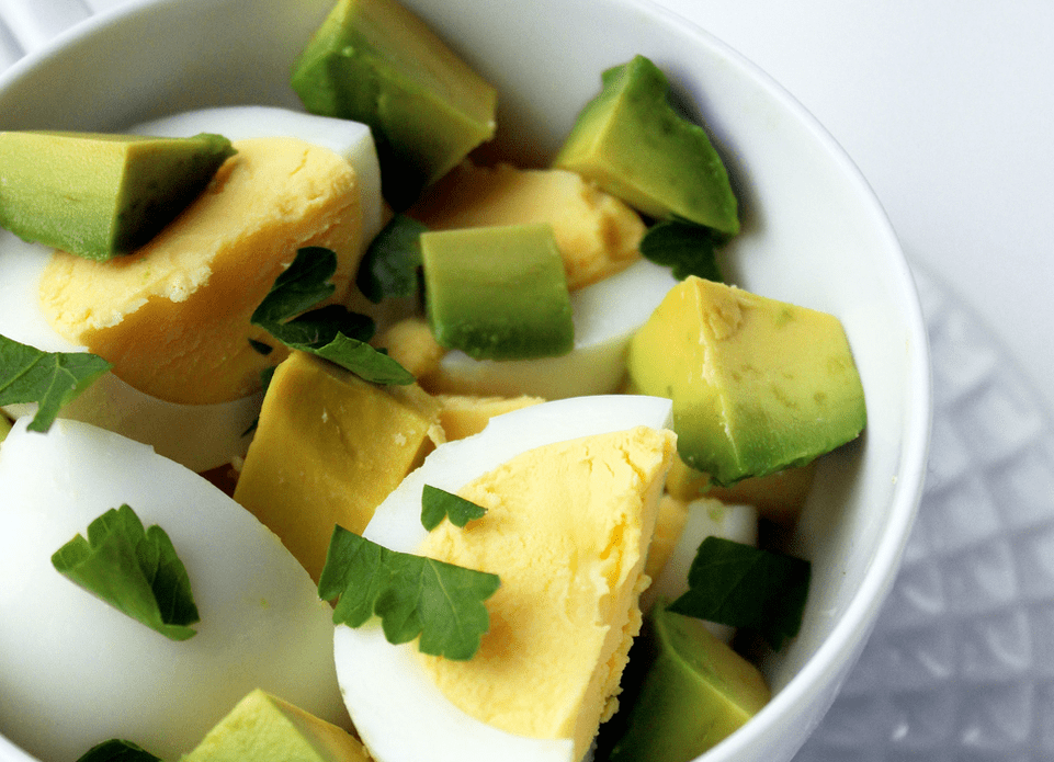 Protein diyetinde avokado ve yumurta salatası
