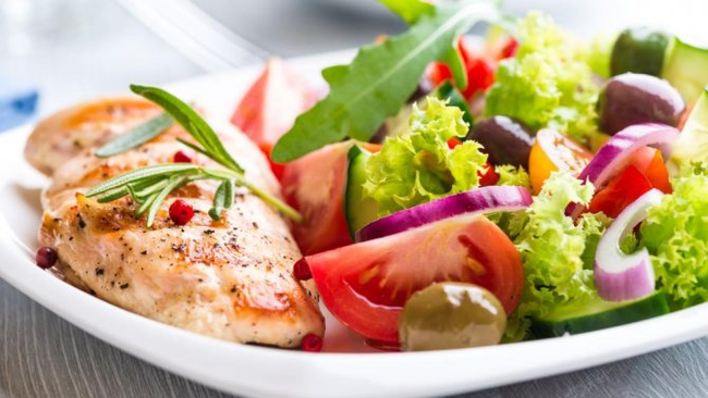 Protein diyetinde sebze salatası ve balık