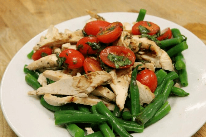 Protein diyetinde tavuk salatası