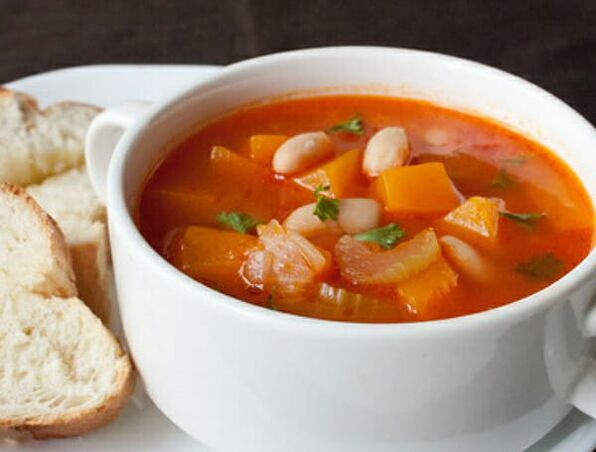 Kereviz çorbası, kilo kaybı için sağlıklı bir diyette doyurucu bir yemektir. 
