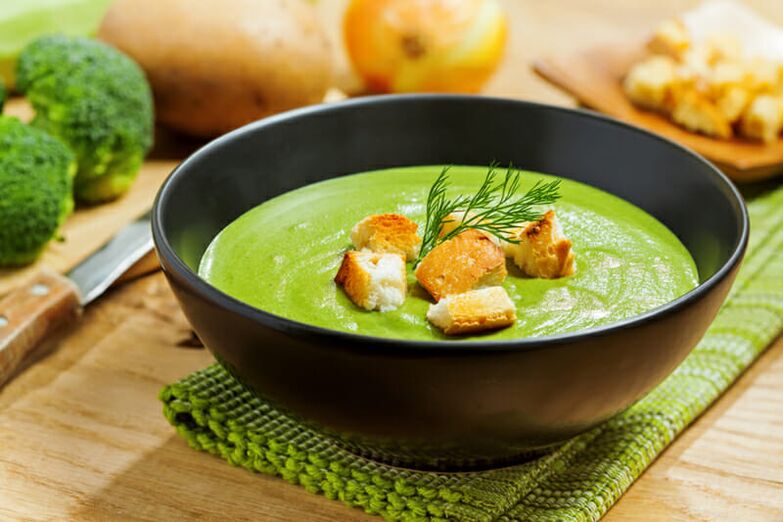 Kilo kaybı için beslenme menüsünde brokoli kremalı çorba