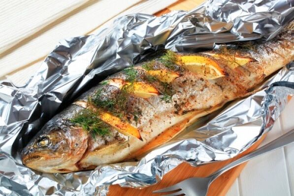 Akşam yemeği için folyoda pişirilmiş balıklarla Maggi diyetini uygulayın