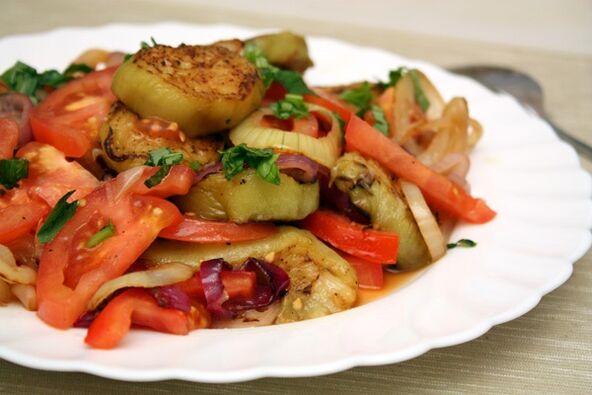 Maggi diyeti, sağlıklı bir sebze salatası ve haşlanmış patlıcan içerir. 