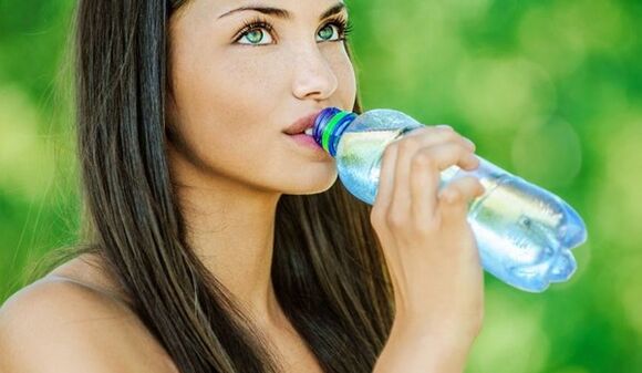 Etkili bir şekilde kilo vermek için yeterli miktarda su içmeniz gerekir. 